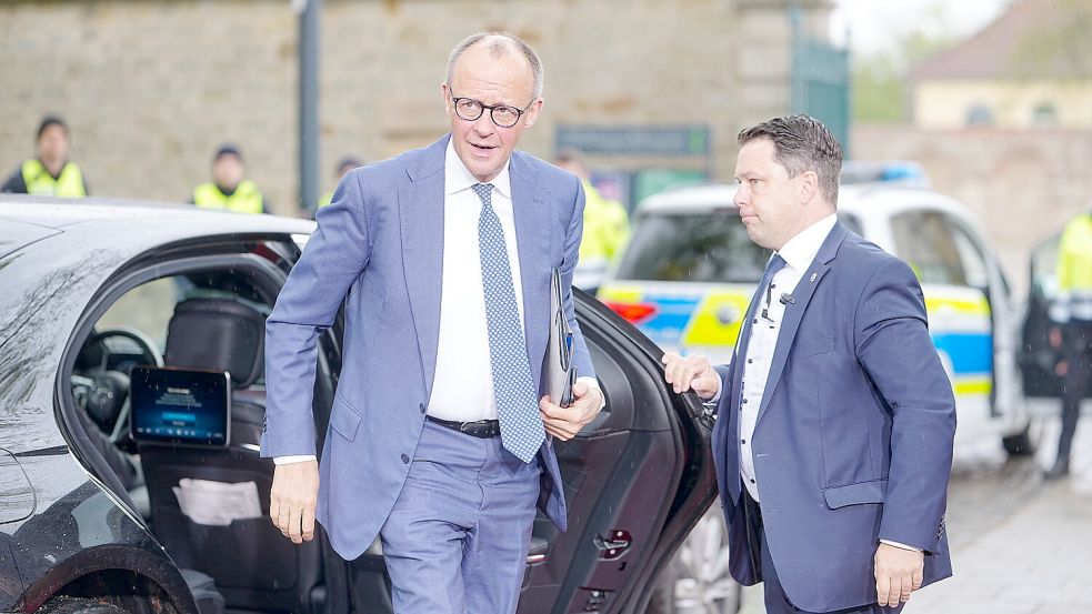 Wo Bundeskanzler Friedrich Merz (CDU) auftaucht, wird er aus Sicherheitsgründen von vielen Polizeikräften begleitet – wie hier beim Schloss Herrenhausen in Hannover, wo er vor Kurzem wegen deutsch-brasilianischer Regierungskonsultationen war. Foto: Michael Kappeler/dpa