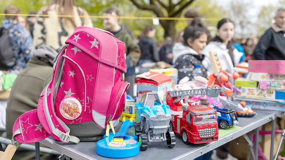 Der Flohmarkt im Moskaubad zieht jedes Jahr tausende Besucher an. Auch in diesem Jahr gab es wieder einige Schätze zu entdecken. Foto: Tobias Saalschmidt