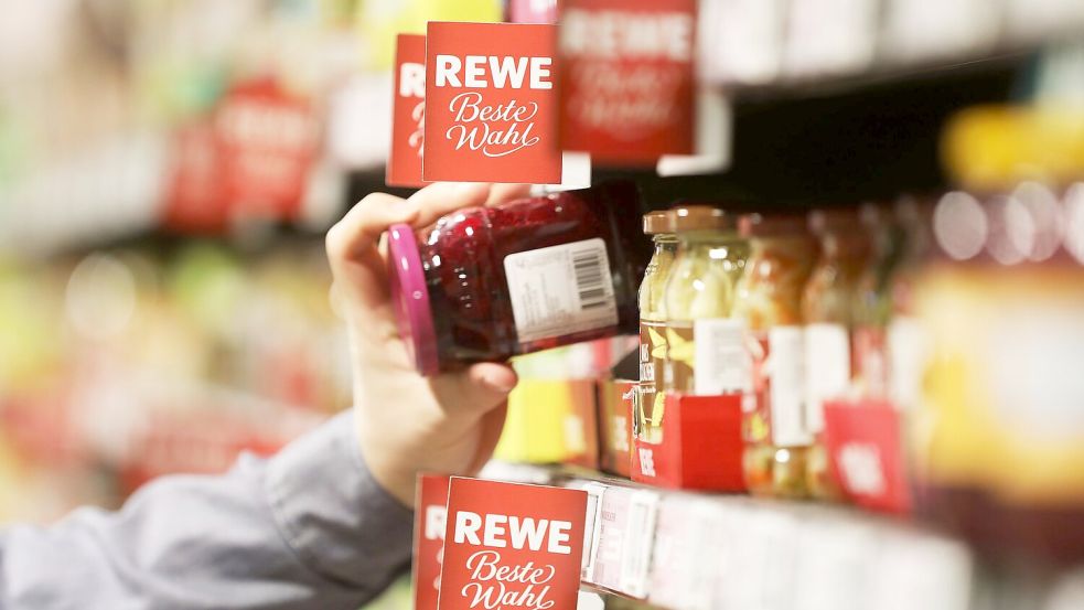Auch Rewe-Kunden kauften zuletzt häufiger Eigenmarkenprodukte. (Archivbild) Foto: Oliver Berg