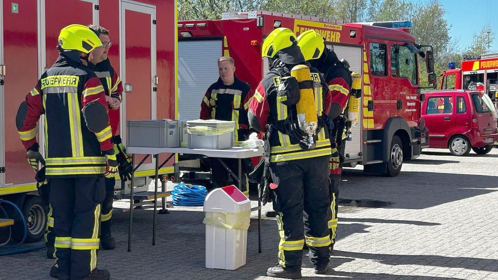 Unter Atemschutz gingen die Feuerwehrmitglieder ins Gebäude. Foto: Feuerwehr
