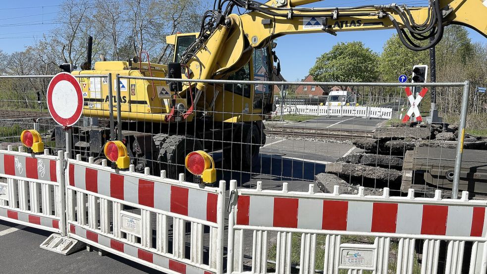 Wegen Gleisarbeiten ist der Bahnübergang in Völlenerfehn voll gesperrt. Foto: Carsten Ammermann