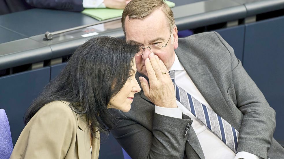 Sie sind – nach dem Kanzler natürlich – die beiden wohl wichtigsten Politiker bei der Nationalen Maritimen Konferenz in Emden: Katherina Reiche (Wirtschaft, CDU) und Boris Pistorius (Verteidigung, SPD). Foto: Mike Schmidt/Imago/Archiv