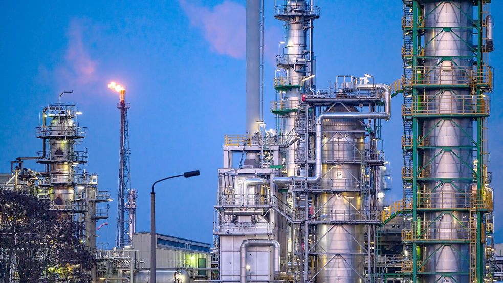 Die Ölraffinerie PCK in Schwedt bezieht kein russisches Öl mehr, erhält aber über die durch Russland verlaufende Druschba-Pipeline Öl aus Kasachstan. (Archivbild) Foto: Patrick Pleul