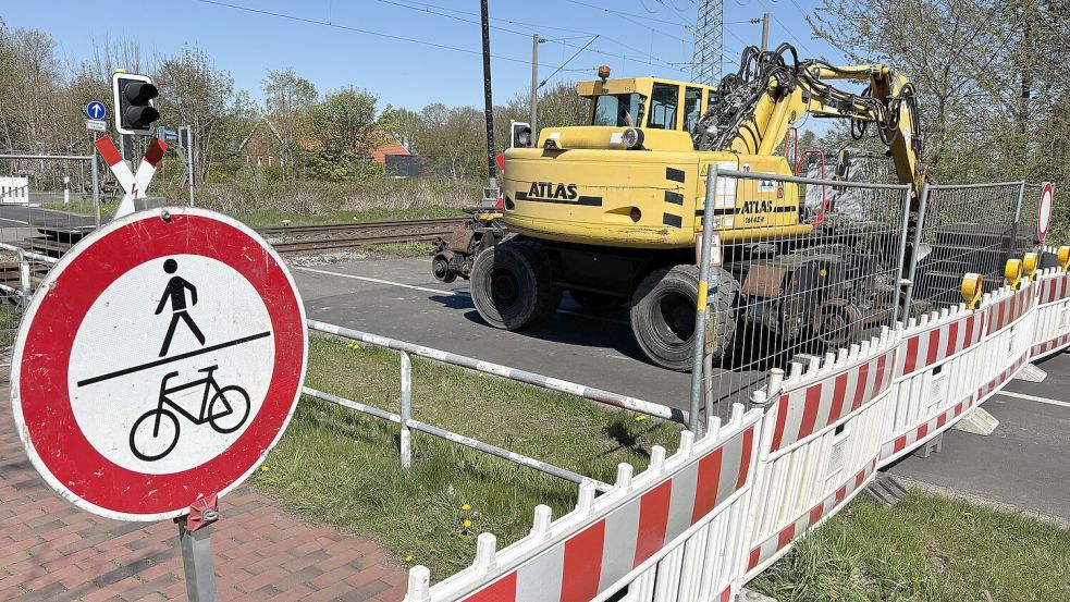 Wegen Gleisarbeiten ist der Bahnübergang in Völlenerfehn voll gesperrt. Foto: Carsten Ammermann