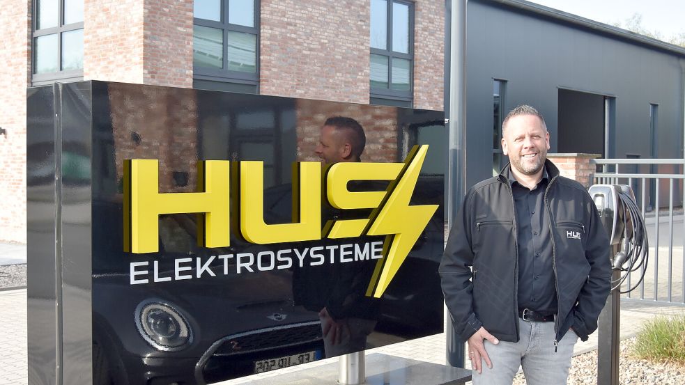 Geschäftsführer Alexander Hahn steht vor dem neuen Hallenkomplex in Sedelsberg. HUS Elektrosysteme ist weiterhin auf Expansionskurs, das Unternehmen inzwischen international tätig. Foto: Prins