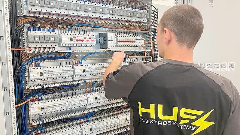 Der Bau von Schaltkästen gehört zum Alltag. HUS Elektrosysteme betreut vieler Großkunden in der Industrie- und Agrartechnik-Branche. Foto: privat