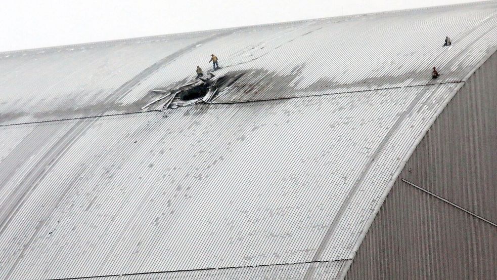 Feuerwehrmänner in 80 Metern Höhe auf dem Dach der neuen Schutzhülle über der Atomruine von Tschernobyl. Die Explosion hat ein großes Loch in das Gebäude gerissen. Foto: IMAGO/Volodymyr Tarasov
