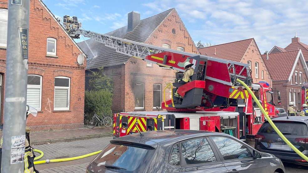 Auch eine Drehleiter kam in der Großstraße in Leer zum Einsatz. Foto: Jonas Bothe