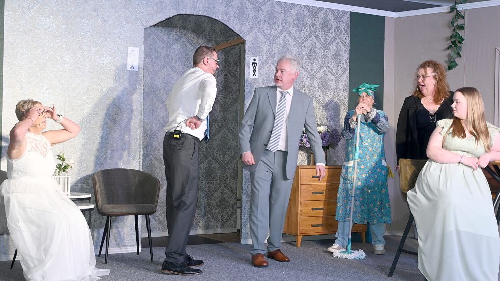 „Ja, ik mutt“: Heißt es im Ihrhover Rathaus Saal. Foto: Holger Weers