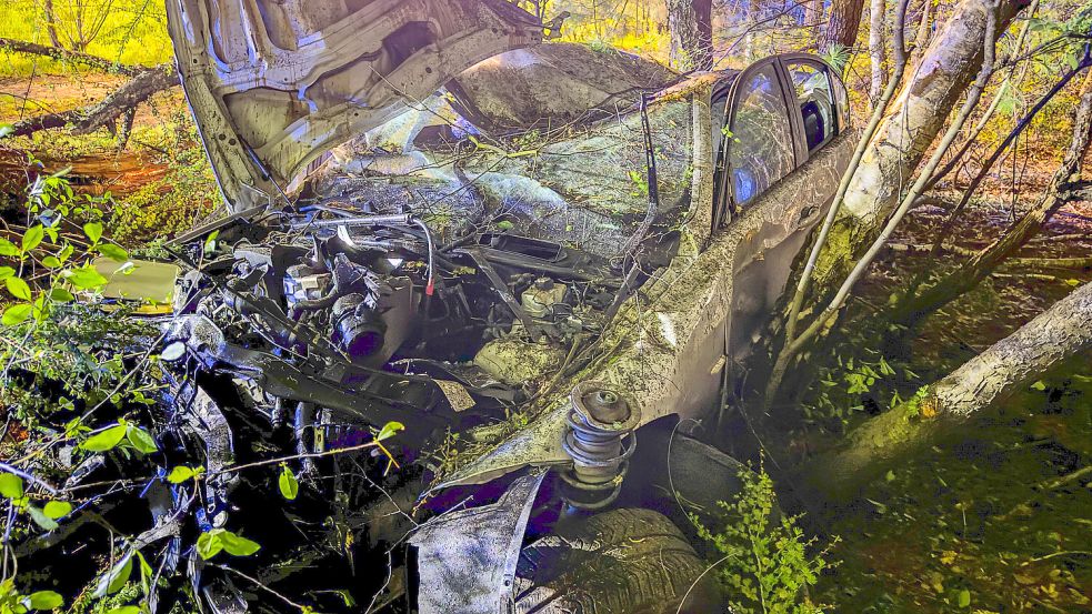 Das Auto wurde bei dem Unfall komplett zerstört. Mit letzter Kraft konnte sich der Fahrer eigenständig befreien. Foto: Kreisfeuerwehr Oldenburg