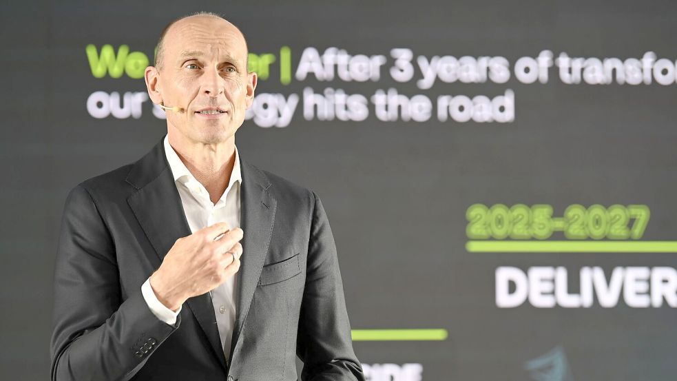 VW-China-Chef Ralf Brandstätter will in dem Land mit weniger Fabriken auskommen. (Archivbild) Foto: Johannes Neudecker