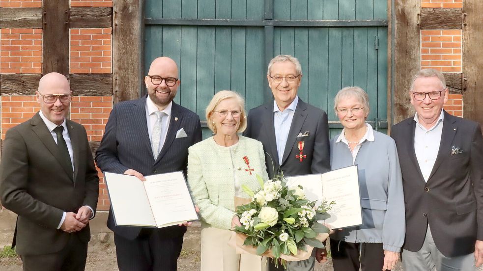 Jutta und Dr. Aloys Klaus (Mitte) nach der Verleihung des Bundesverdienstkreuzes mit (von links) Bürgermeister Neidhard Varnhorn, Landrat Johann Wimberg, Rita Moormann und Franz-Josef Schewe. Foto: Sascha Rühl / Landkreis Cloppenburg