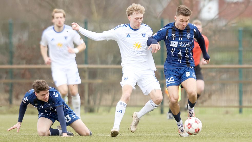 Kickers Emden und der VfB Oldenburg (Bent Andresen, links, im Zweikampf mit Rafael Brand) trafen zuletzt im Februar in einem Testspiel aufeinander. Die Emder gewannen mit 3:1. Am Sonntag steht das Derby in der Regionalliga an. Foto: Jens Doden/Emden