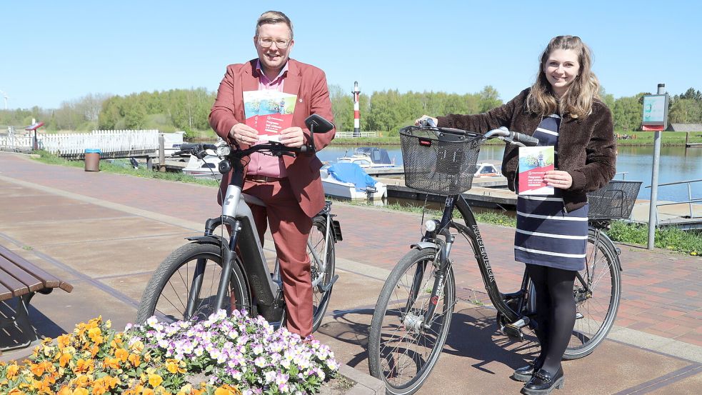 Die Gemeinde Barßel nimmt zum sechsten Mal in Folge am Stadtradeln teil. Bürgermeister Nils Anhuth (links) und Sarah Rohde freuen sich auf den Startschuss. Foto: Hans Passmann