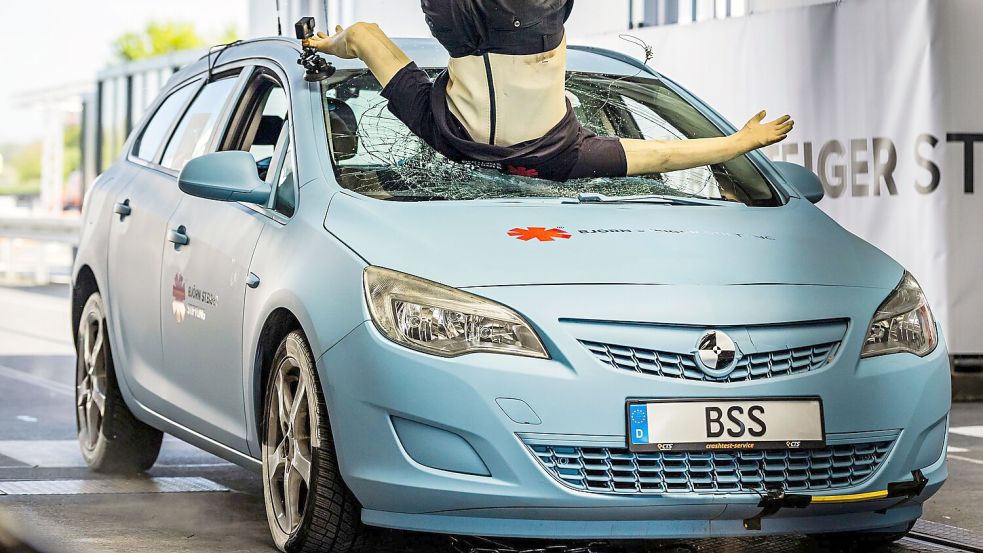 Beim Aufprall versplittert die Windschutzscheibe des heranfahrenden Autos. Foto: Lars Berg