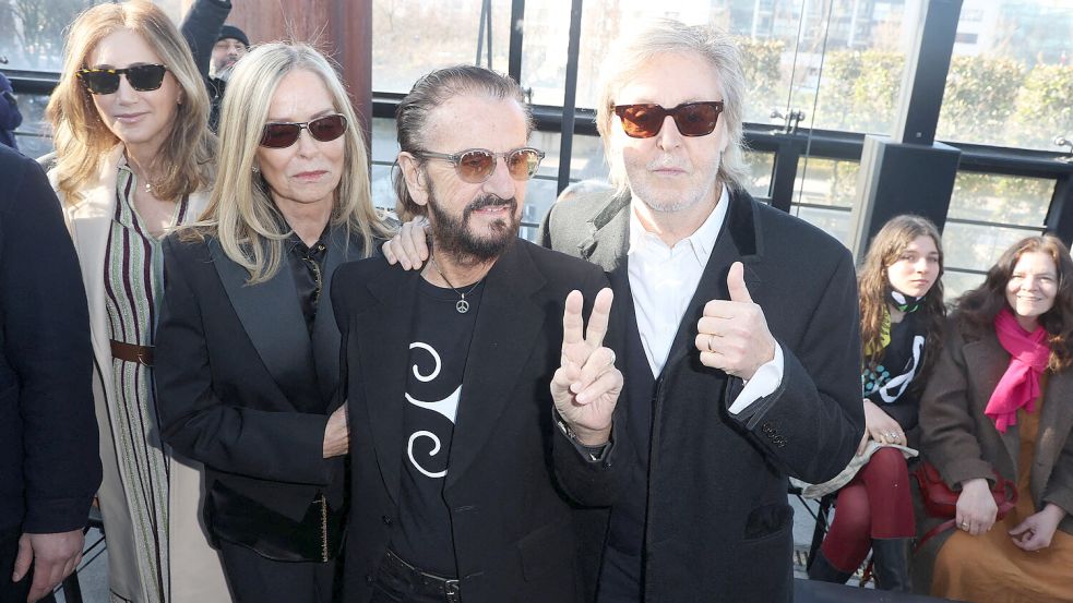 Geben sich mit über 80 Jahren immer noch vital: Ringo Starr (zweiter von rechts) und Paul McCartney (rechts). Foto: IMAGO/Domine Jerome/ABACA