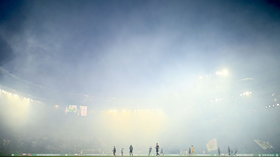 Pyrotechnik verzögerte den Anpfiff um wenige Minuten. Foto: Tom Weller