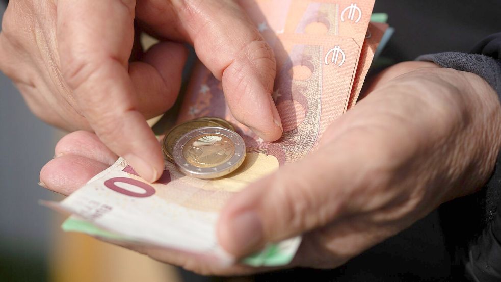 In Deutschland sind die Bezüge aus der gesetzlichen Rente im Schnitt nicht üppig. (Archivbild) Foto: Fernando Gutierrez-Juarez/dpa