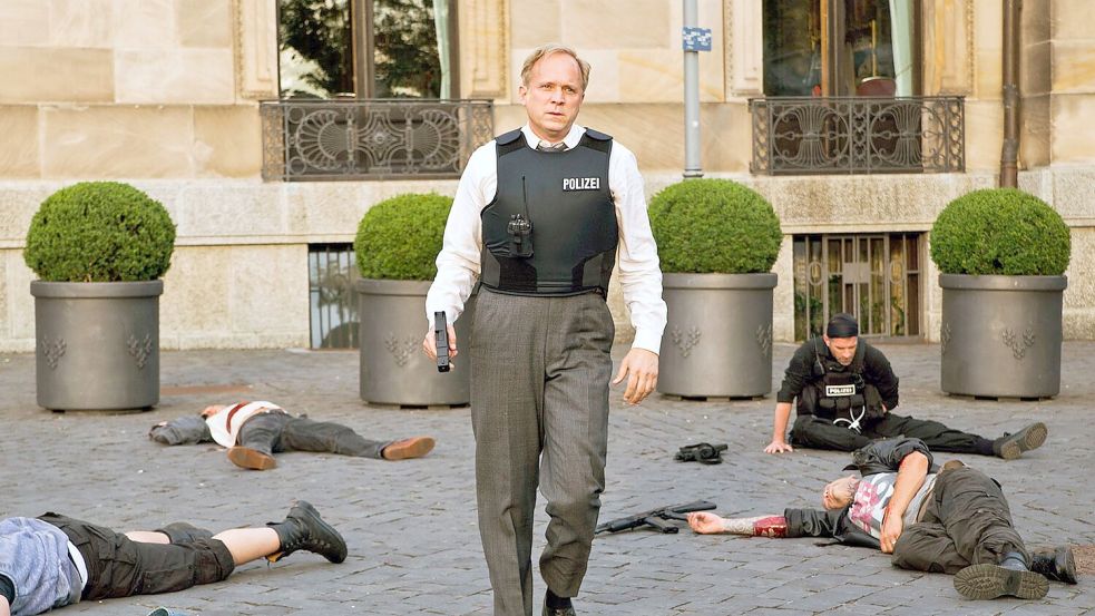 Leichen, Leichen, Leichen: Kommissar Felix Murot als LKA-Ermittler (Ulrich Tukur) in einer Szene der „Tatort“-Folge „Im Schmerz geboren“, die 2015 einen Grimme-Preis bekam. (Archivbild) Foto: picture alliance / dpa