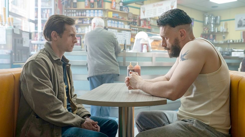 Jamie Bell (links) als Niall und Richard Gadd als Ruben in einer Szene der Miniserie „Half Man“. Die sechs Folgen erscheinen wöchentlich zwischen dem 24. April und 29. Mai bei HBO Max. Foto: Warner/HBO Max /dpa