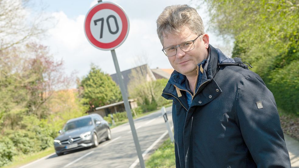 Klaus Ringwald wohnt an der Firreler Straße in Neufirrel. Hier ist zum Großteil ein Tempolimit von 70 Stundenkilometern. Foto: Klaus Ortgies