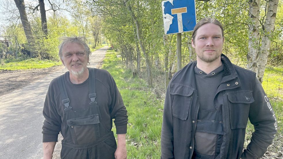 Gerhard Jan Alting (rechts) und sein Vater Gerhard Alting schilderten im Gespräch mit dieser Zeitung, wie sie den Diebstahl und die Flucht der beiden Täter erlebt haben. Foto: Carsten Ammermann