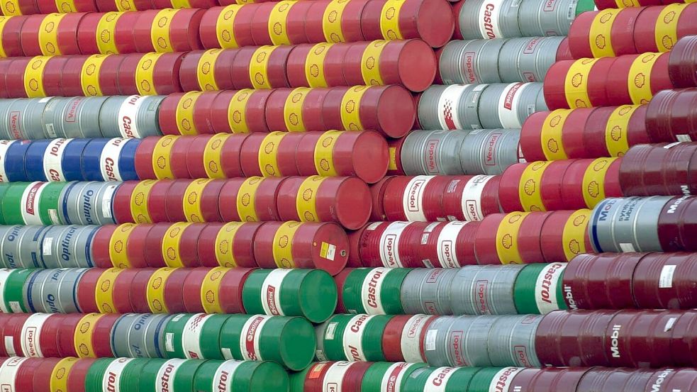 Ölfässer im Hamburger Hafen (Archivbild). Hohe Energiepreise bremsen die Wirtschaft aus. Foto: Kay Nietfeld/dpa