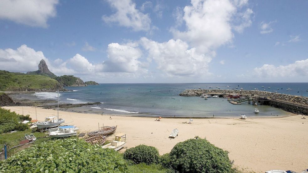 Vor der Küste des Inselparadies‘ Fernando de Noronha geschah das Unglück, bei dem ein Crew-Mitglied der „Malizia Explorer“ ums Leben kam. (Archivbild) Foto: Moreira/epa/efe/dpa