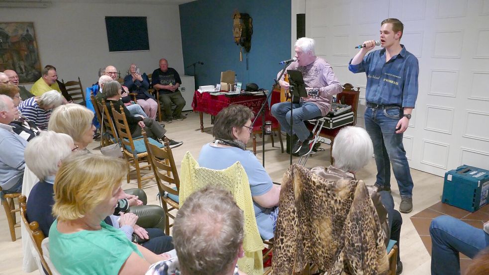 Sorgten mit „Schgangsongs“ wie Bottermelk Tango“ und „Lübbo Patent“ für  Stimmung: Enno Jakobs (links) und Nico Weers. Foto: Werner Jürgens