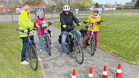 In Ostrhauderfehn lernten Teilnehmende zwischen 60 und 86 Jahren den Umgang mit dem Pedelec – weitere Trainings sind bereits geplant. Foto: Frank Schürr