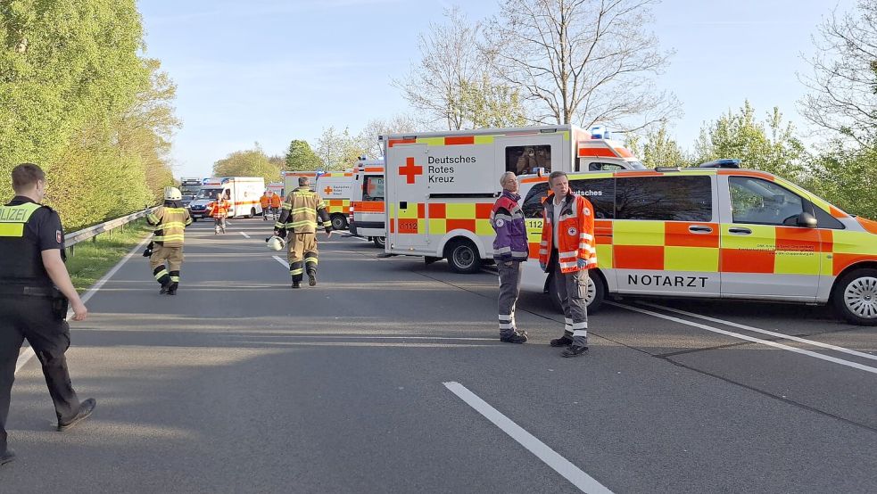 Ein Großaufgebot an Einsatzkräften war vor Ort. Foto: Feuerwehr Scharrel