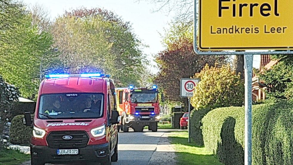 Zahlreiche Einsatzkräfte fuhren am Donnerstagabend durch Firrel. Foto: Bodo Wolters