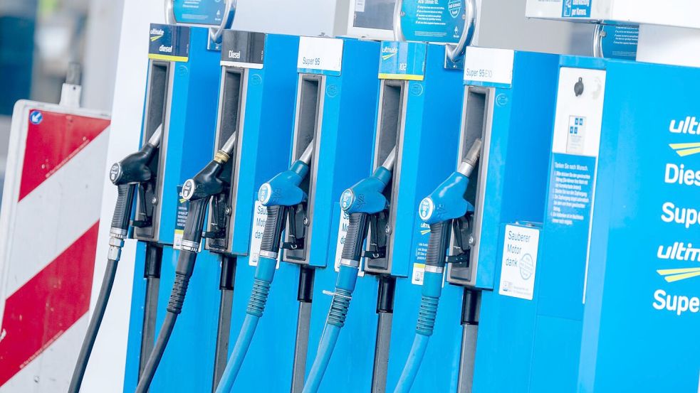 Tanken soll vorübergehend billiger werden. Foto: Peter Kneffel/dpa