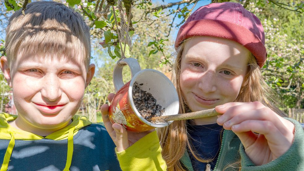 Tido und Tomma Groeneveld aus Leer sind naturbegeistert – und verbringen viel Zeit im Garten. Foto: Klaus Ortgies