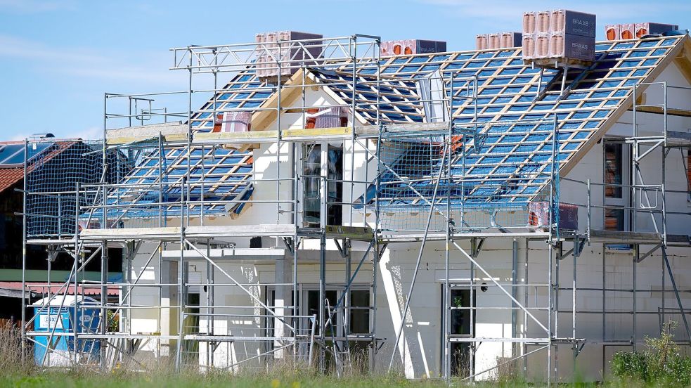 Viele Materialien haben sich mit dem Iran-Krieg verteuert, auf Hausbauer kommen Kostensteigerungen zu. (Symbolbild) Foto: Sven Hoppe