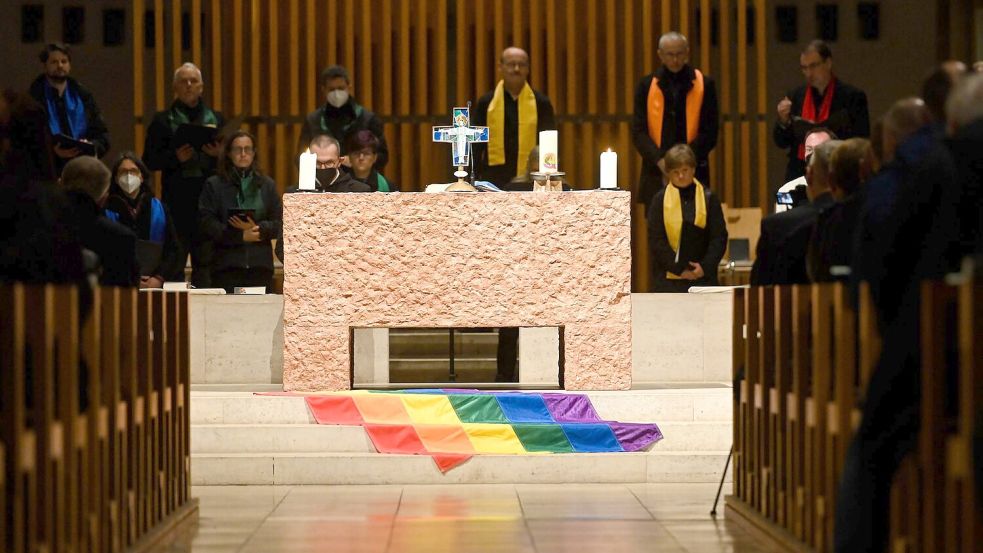 Die katholische Kirche und die Regenbogenflagge - eine komplizierte Sache. Foto: Tobias Hase
