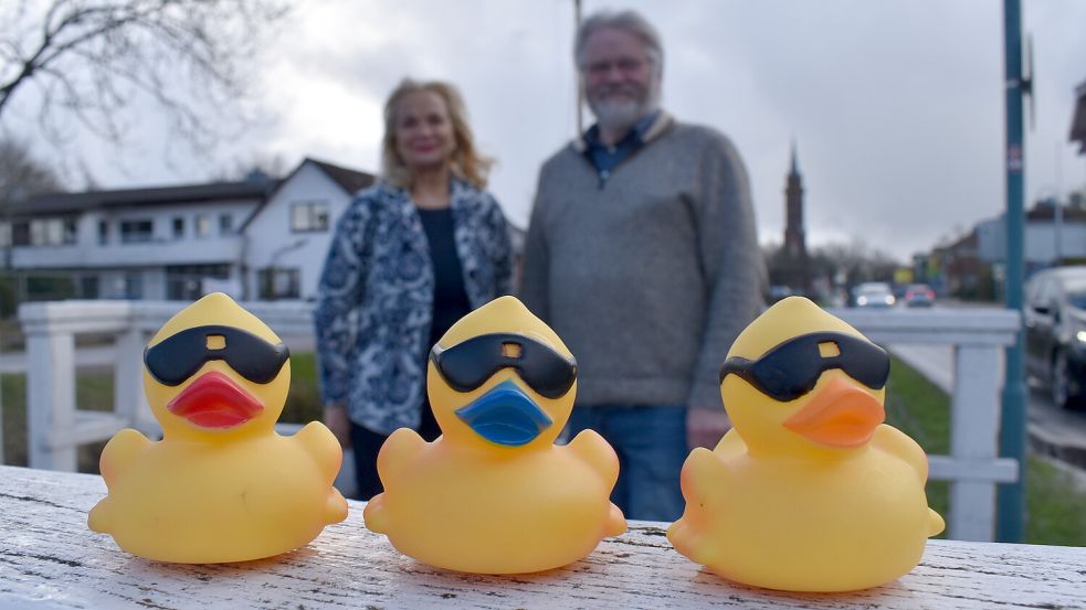 Die Vorsitzende Jutta Kramer und Mitorganisator Hinrich Heselmeyer vom Heimatverein Overledingerland haben weitere Details zum 1. Fehntjer Entenrennen bekanntgegeben. Foto: Henrik Zein