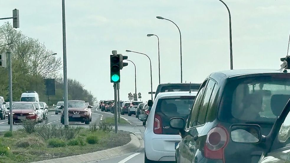 Daran, dass der Verkehr sich rund um die Ledabrücke staut, müssen Pendlerinnen und Pendler sich vermutlich erst einmal gewöhnen. Foto: privat/Archiv