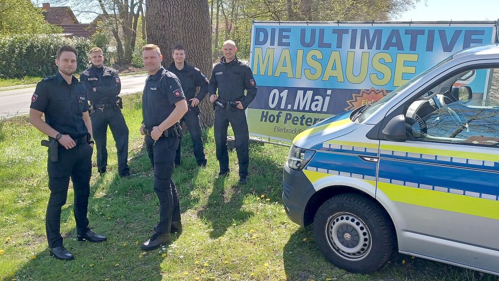 Tammo Klomburg vom Polizeikommissariat Friesoythe (rechts) traf sich vor Kurzem mit Karsten Knelangen (zweiter von rechts) und VE-Kollegen aus Cloppenburg an der Sportplatzstraße in Ellerbrock. Foto: Horst Wilken