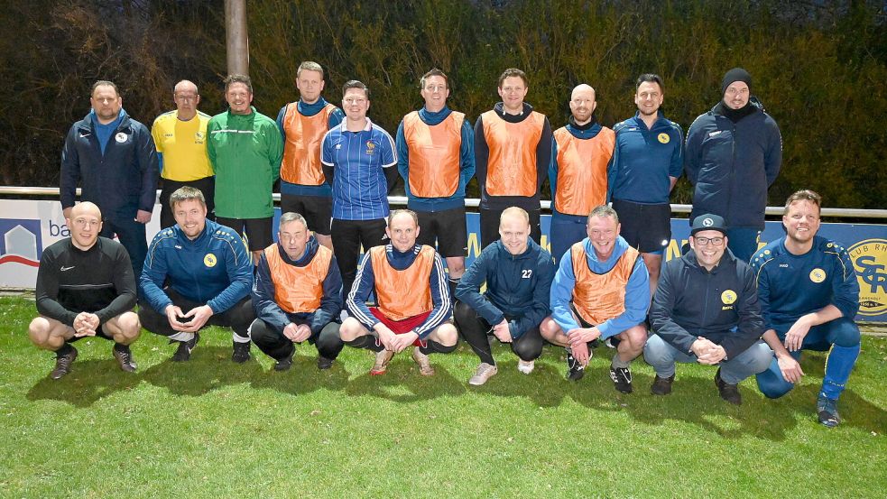 Die Ü40-Mannschaft der Langholter Allstars trainiert derzeit fleißig für das Benefizspiel gegen die Werder-Legenden am 15. Mai. Das Foto zeigt einen Teil des 26 Spieler umfassenden Kaders: (obere Reihe von links) Trainer Thomas Klüver, Rüdiger de Buhr, Dennis Vennen, Frank Harms, Andre Jansen, Stephan Bolewski, Timo Waldecker, Andreas Boekhoff, Martin von Röteln, Trainer Dennis Drost und (untere Reihe von links): Thies Kruse, Ernst-Martin Feldkamp, Stephan Hartkemeyer, Andreas Urbach, Mathias Tinnemeyer, Martin Thoben, Team-Manager Marco Groenewold und Hagen Heyduk. Fotos: Holger Weers