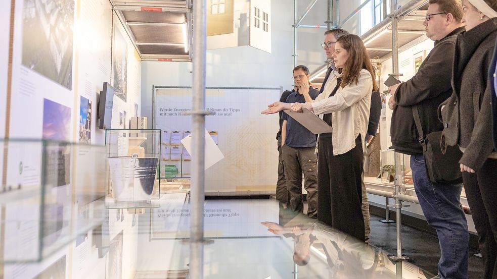 Wie kann eine Stadt wie Osnabrück es schaffen, mehr Wohnungen zu bauen? Das ist eine der Fragen, denen Kuratorin Barbara Kahlert (Mitte) vom Museum Industriekultur in der neuen Sonderausstellung „Zukunft Bauen. Wie wollen wir leben?“ nachgegangen ist. Foto: Sebastian Dannenberg