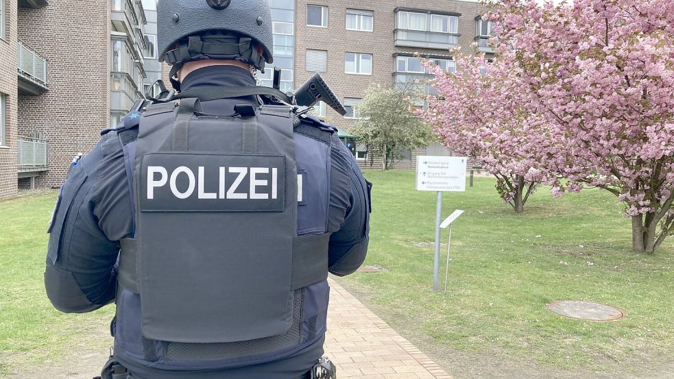 Polizisten stehen mit Maschinenpistolen vor dem Pinneberger Klinikum. Foto: Florian Kleist