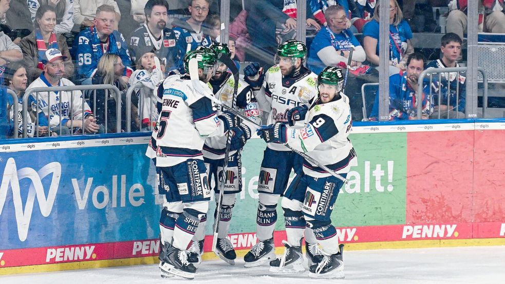 Jubeln über einen Auswärtssieg in Mannheim: die Eisbären Berlin. Foto: Uwe Anspach