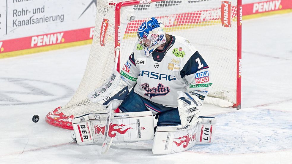 War immer wieder zur Stelle: Eisbären-Keeper Jonas Stettmer. Foto: Uwe Anspach