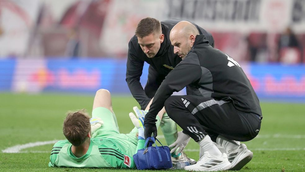 Torwart Frederik Rönnow von Union Berlin musste frühzeitig verletzt ausgewechselt werden. Foto: Jan Woitas
