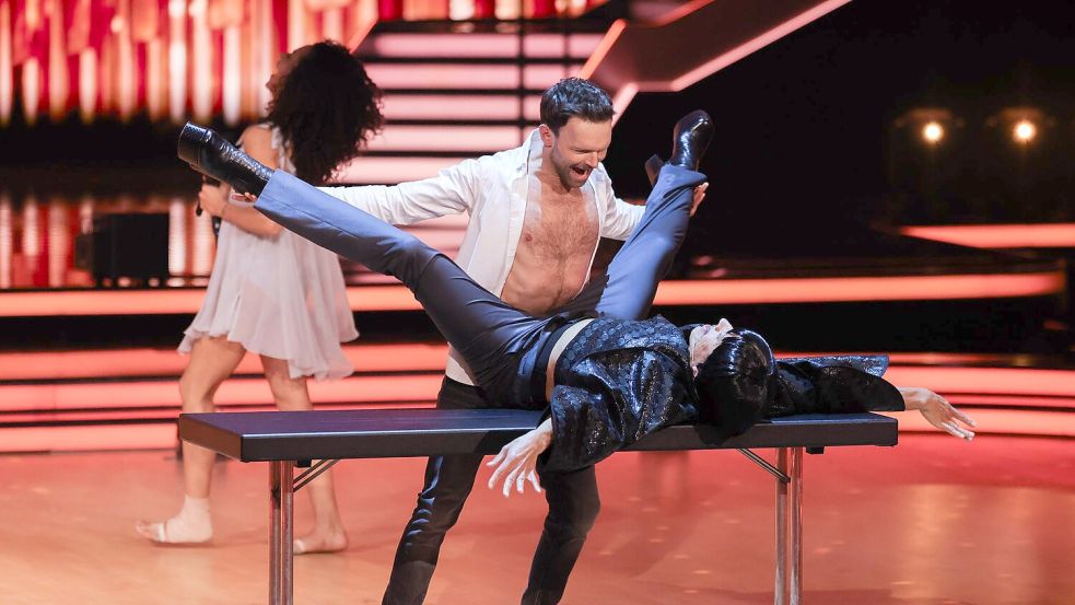 Ungewöhnliche Szene: Jurymitglied Jorge González liegt auf einem Tisch. Foto: Rolf Vennenbernd