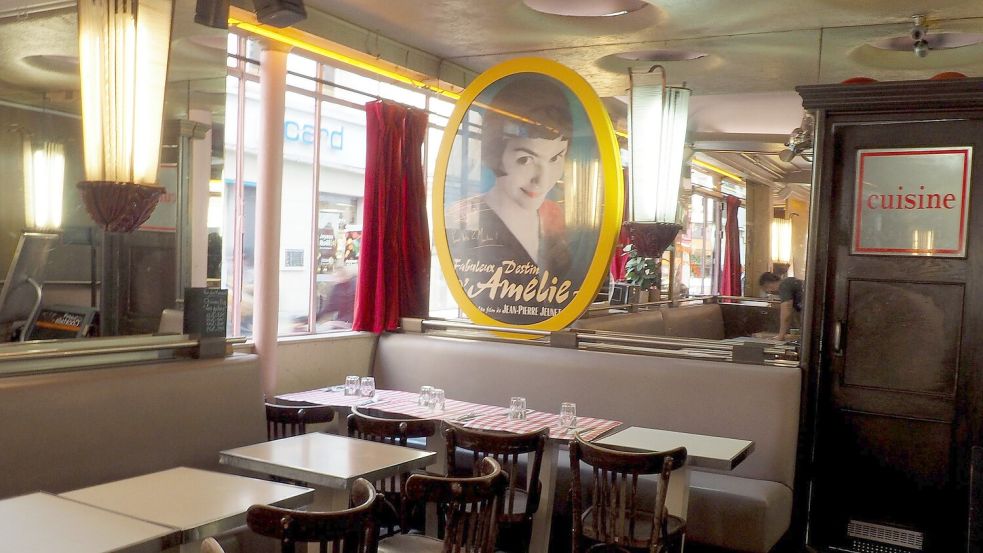 Ein Blick in das „Café des Deux Moulins“, in dem die Hauptdarstellerin Audrey Tautou in „Die fabelhafte Welt der Amélie“ als Kellnerin arbeitet. Foto: Rachel Boßmeyer/dpa