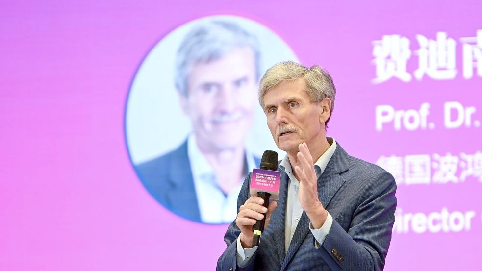 Der Branchenexperte Ferdinand Dudenhöffer beurteilt die Situation von US-Elektroautobauer Tesla trotz gestiegener Nachfrage skeptisch. (Archivbild) Foto: Johannes Neudecker/dpa