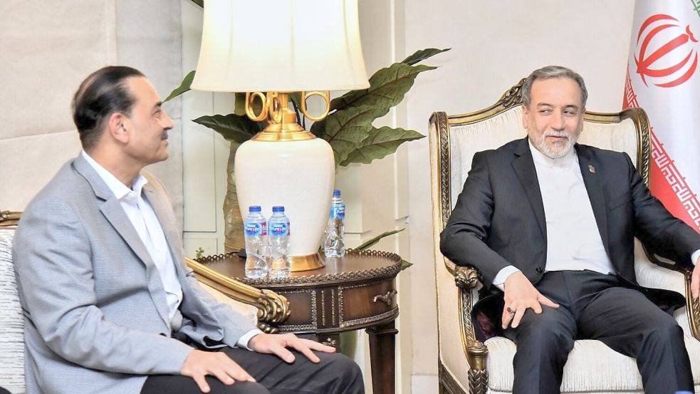 Irans Außenminister Araghtschi spricht mit den pakistanischen Vermittlern. Foto: -