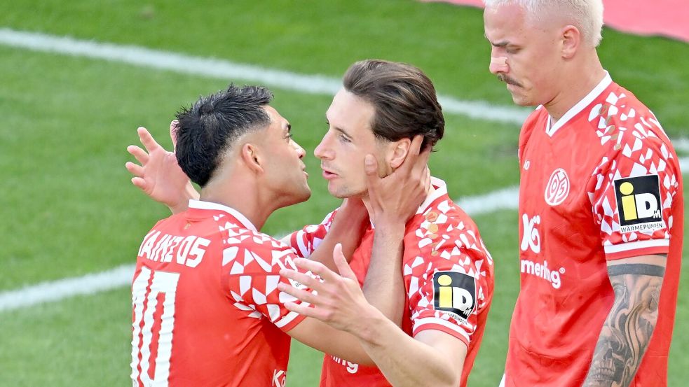 Küsschen für den Mainzer Torschützen zum 1:0: Nadiem Amiri (l) freut sich mit Dominik Kohr. Foto: Torsten Silz